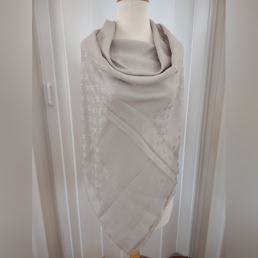 Louis Vuitton Monogram Chale Shawl - Picture 8 of 9